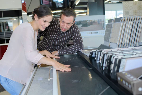 Vrouw Winkel Aanraken Oppervlak Van Keramische Tegels — Stockfoto