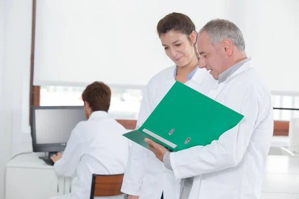 Profesor Masculino Con Estudiantes Adolescentes — Foto de Stock