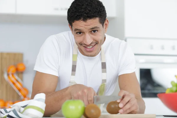 Hombre Cortar Tomates Tabla Cortar — Foto de Stock