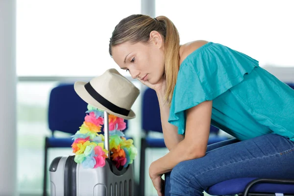 Mujer Aburrida Esperando Aeropuerto —  Fotos de Stock
