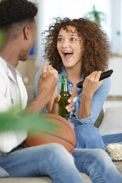 Casal Feliz Sofá Assistindo — Fotografia de Stock