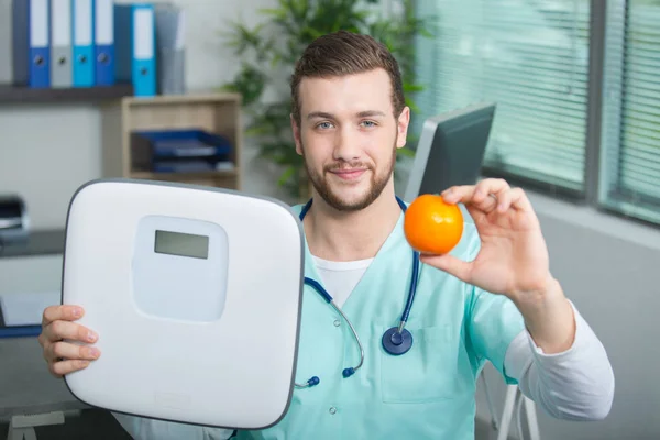 Krankenschwester Mit Obst Und Waage — Stockfoto