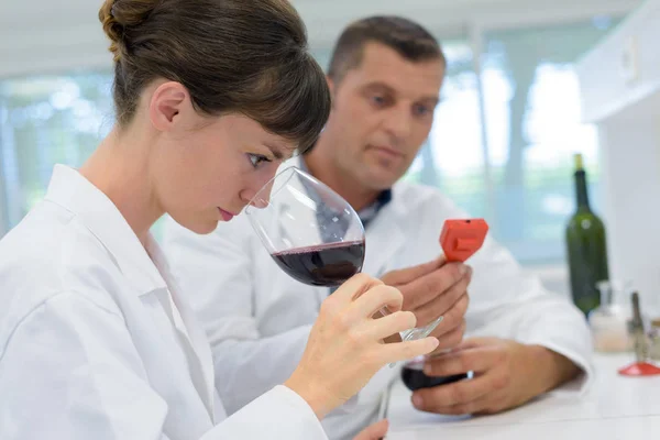 研究室で働くワインの専門家は — ストック写真