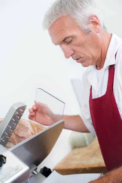 Een Slager Snijdt Vlees — Stockfoto