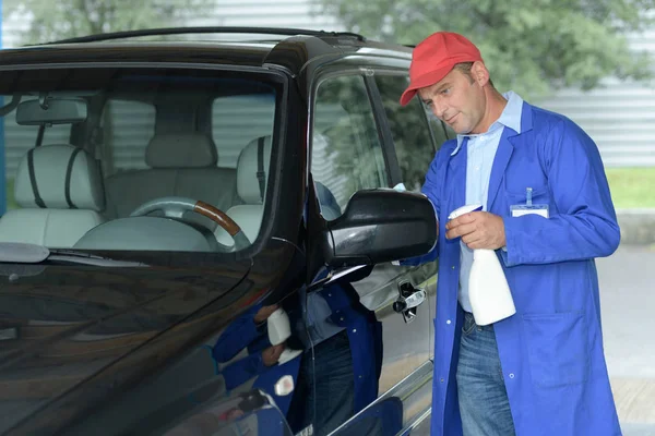 Man Cleaning Car Window — Stock Photo, Image