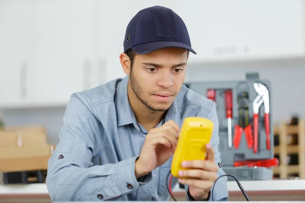 Ein Junger Mann Misst Spannung — Stockfoto