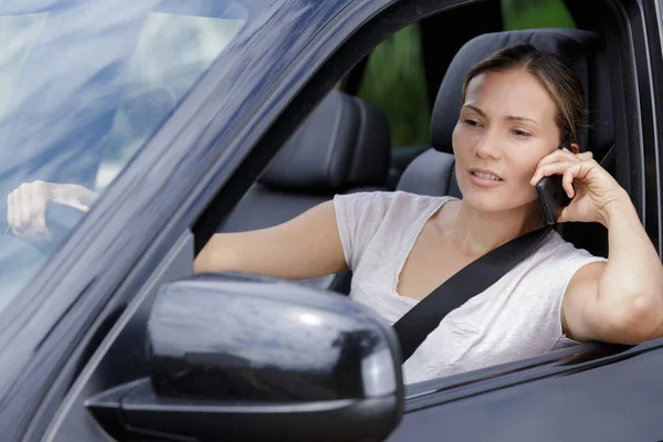 Γυναίκα Χρησιμοποιώντας Τηλέφωνο Στο Χέρι Κατά Την Οδήγηση Του Αυτοκινήτου — Φωτογραφία Αρχείου