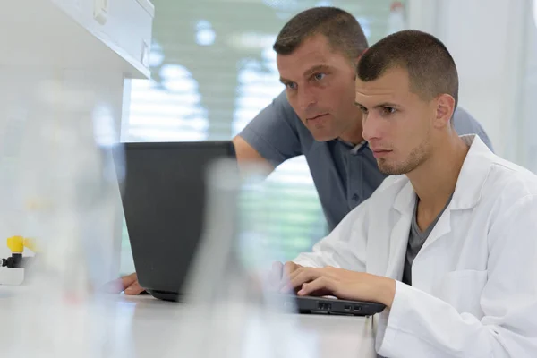 Dois Homens Olhando Para Computador Portátil Laboratório — Fotografia de Stock