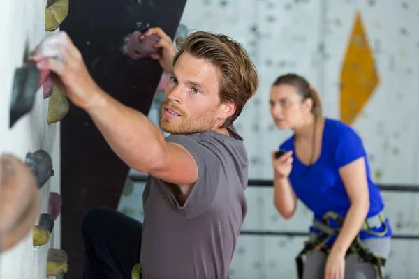 Mann Einer Kletterwand — Stockfoto