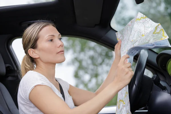 Donna Guidatrice Guardando Mappa Stampata — Foto Stock