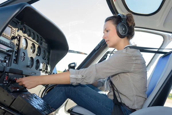 Piloto Confiante Com Fone Ouvido Helicóptero Privado — Fotografia de Stock