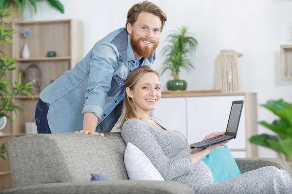 Lycklig Gravid Par Soffa Med Bärbar Dator — Stockfoto