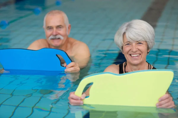 Anziani Coppia Felice Piscina — Foto Stock