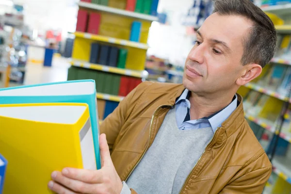 Homem Comprando Pastas Supermercado — Fotografia de Stock