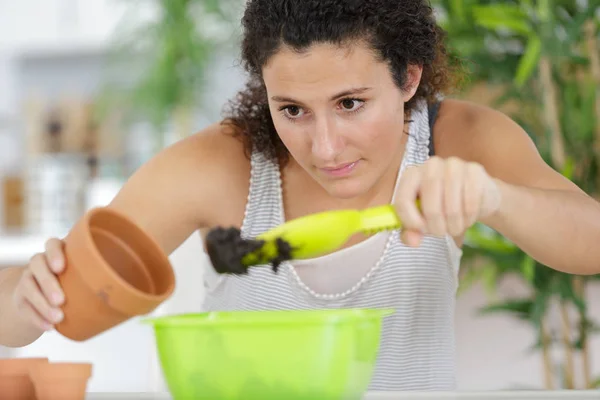 Mulher Cuidar Seu Pequeno Jardim Cozinha — Fotografia de Stock