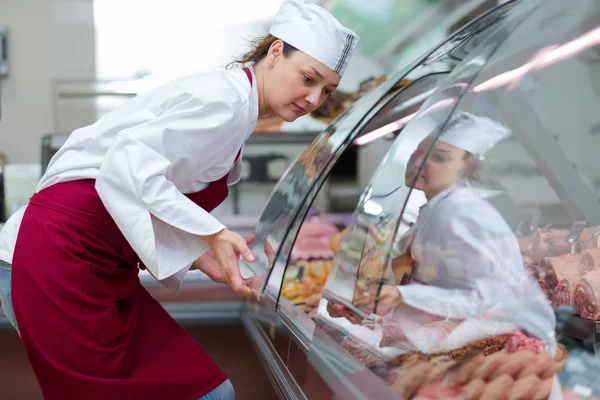 Porträtt Vacker Slaktarkvinna Som Arbetar — Stockfoto