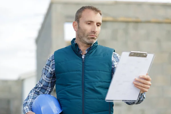 Gerente Construção Verificando Relatório Canteiro Obras — Fotografia de Stock