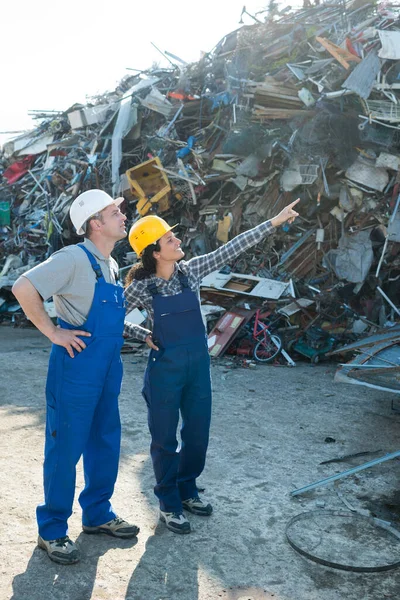 Trabajadores Femeninos Masculinos Depósito Chatarra — Foto de Stock