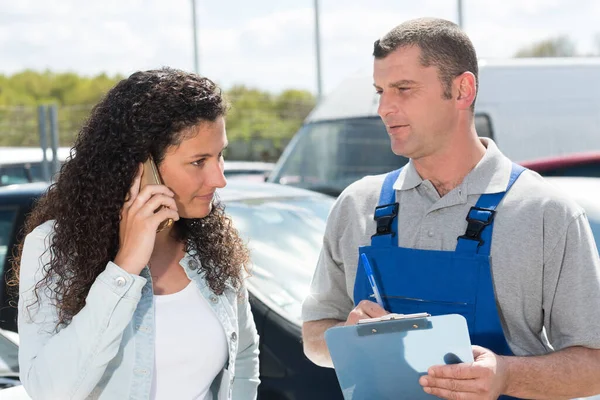 Mujer Cliente Llamando Marido Taller Reparación Automóviles — Foto de Stock