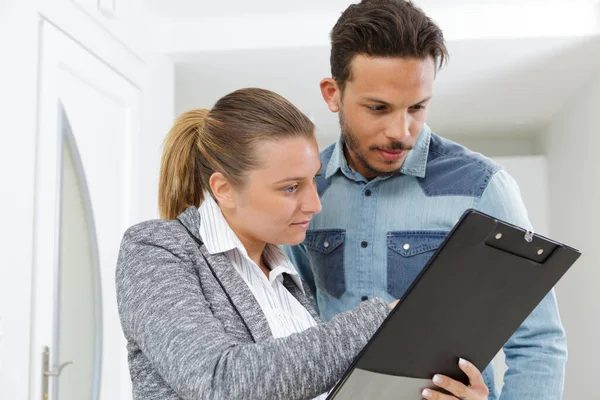 Fastighetsmäklare Visar Kunden Runt Lägenhet — Stockfoto