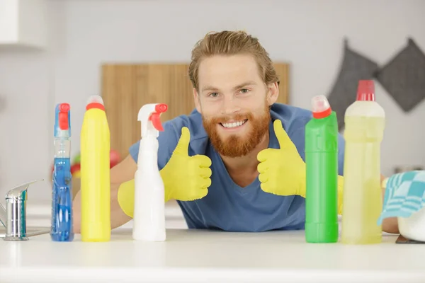 Homem Com Luva Produto Limpeza Amarela Mostrando Polegar Para Cima — Fotografia de Stock