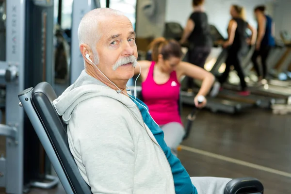 Seniorentraining Fitnessstudio — Stockfoto