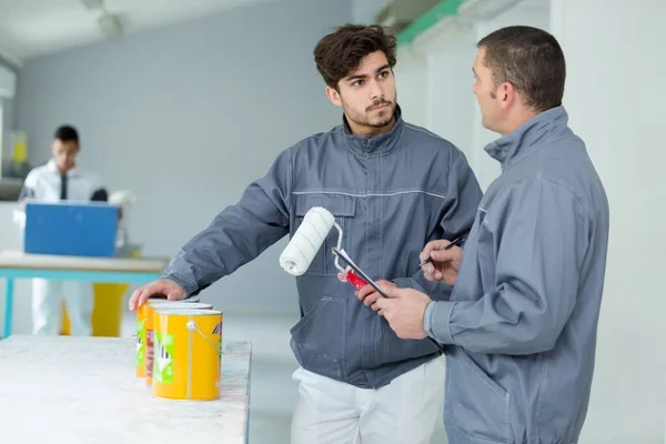 Portret Van Schilders Praten Terwijl Het Houden Van Een Roller — Stockfoto