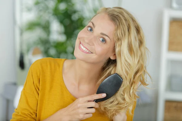 Hermosa Mujer Cepillando Cabello Ondulado — Foto de Stock