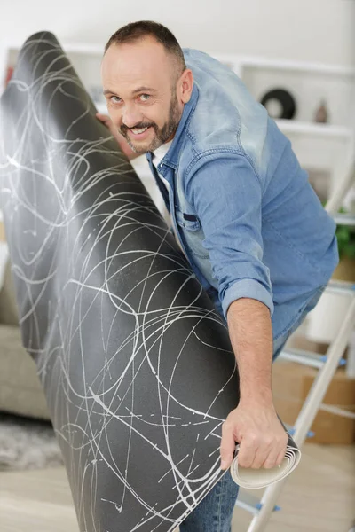 Homem Feliz Segurando Tapete — Fotografia de Stock