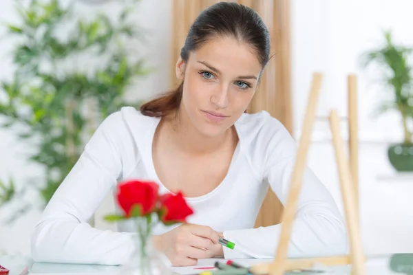 Pintora Mujer Con Cuaderno Bocetos — Foto de Stock