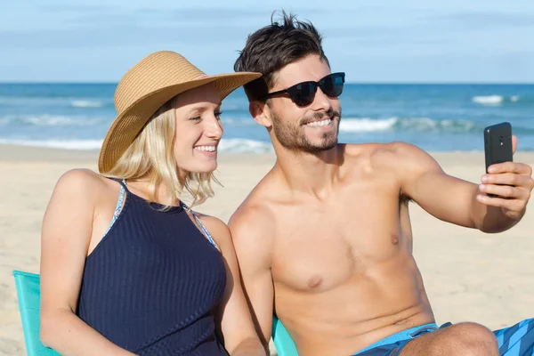 Attractive Young Couple Taking Selfie Beach — Stock Photo, Image