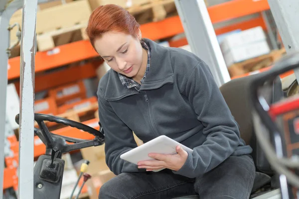 Operatore Carrello Elevatore Magazzino Tramite Scheda — Foto Stock