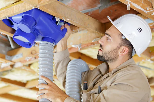 Arbeiter Dachgeschoss Schließt Metallluftkanäle — Stockfoto