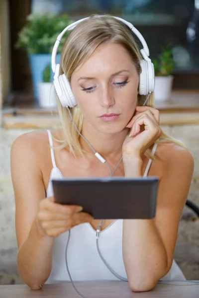 Een Jong Meisje Met Tablet — Stockfoto