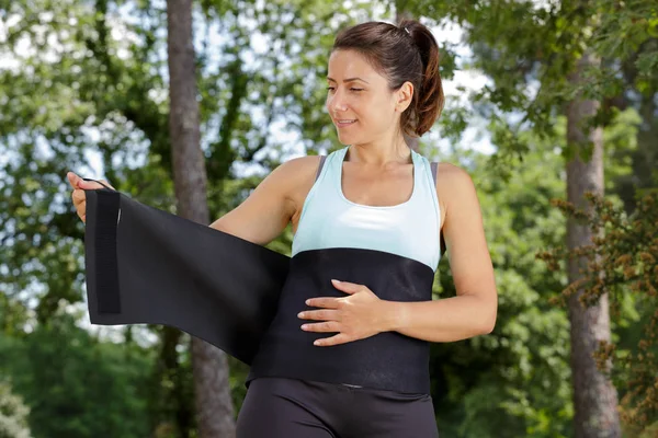 Mujer Que Pone Cinturón Cintura — Foto de Stock