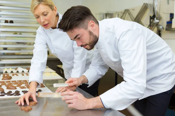 Porträt Von Arbeitern Die Schokolade Herstellen — Stockfoto