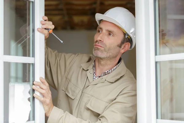 Arbeiter Montiert Kunststoff Fenstergriff — Stockfoto