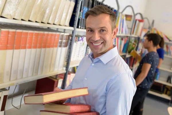 Uśmiechnięty Mężczyzna Bibliotece — Zdjęcie stockowe