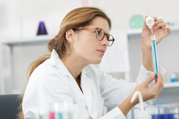 女化学家或研究人员分析化学实验室 — 图库照片