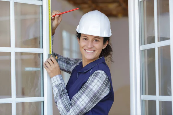 Femme Architecte Prendre Des Mesures Une Fenêtre — Photo