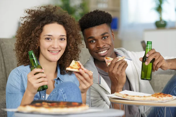 Porträtt Leende Unga Par Med Pizza Soffan — Stockfoto