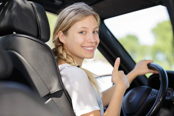 Frau Auf Fahrersitz Dreht Sich Daumen Hoch Geste — Stockfoto