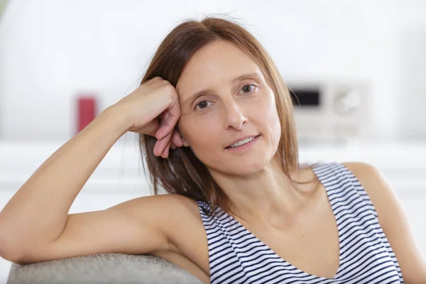 Une Belle Femme Regardant Caméra — Photo