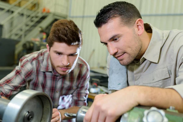 Ingenieros Mecánicos Estudiando Concepto — Foto de Stock