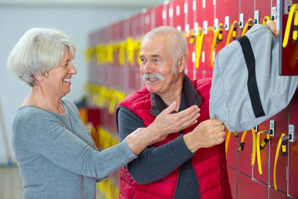 Spor Salonundaki Son Sınıf Erkek Kadın — Stok fotoğraf