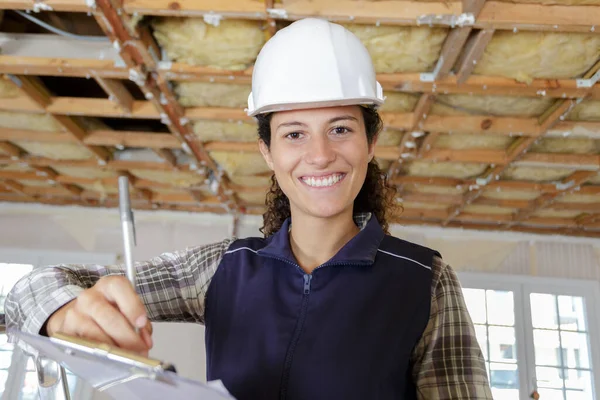 Operaia Donna Costruttore Possesso Blocco Appunti — Foto Stock