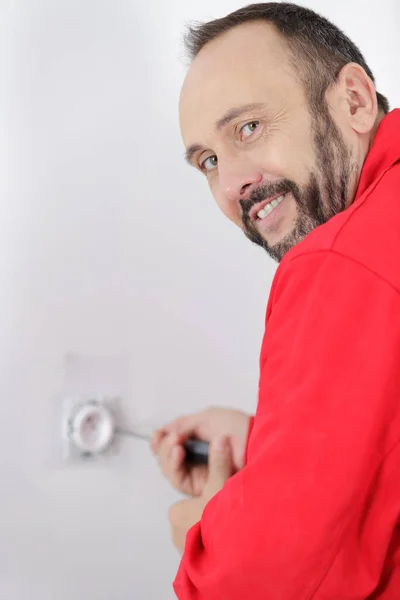 Een Mannelijke Werknemer Tijdens Installatie Van Stopcontacten — Stockfoto
