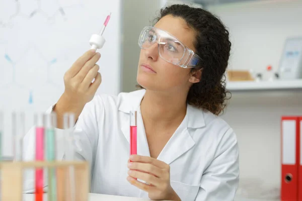 Donna Che Lavora Con Pipette Laboratorio — Foto Stock