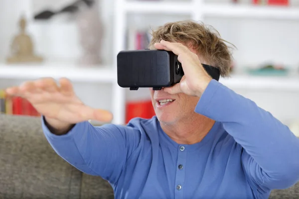 Dospělý Muž Hraje Počítačovou Hru Virtuální Helmě — Stock fotografie