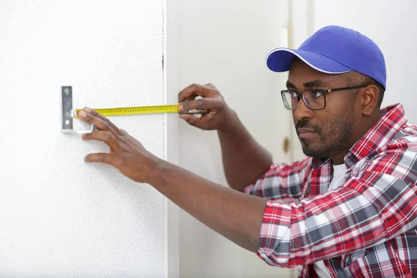 Mannelijke Werknemer Meten Van Een Muur — Stockfoto